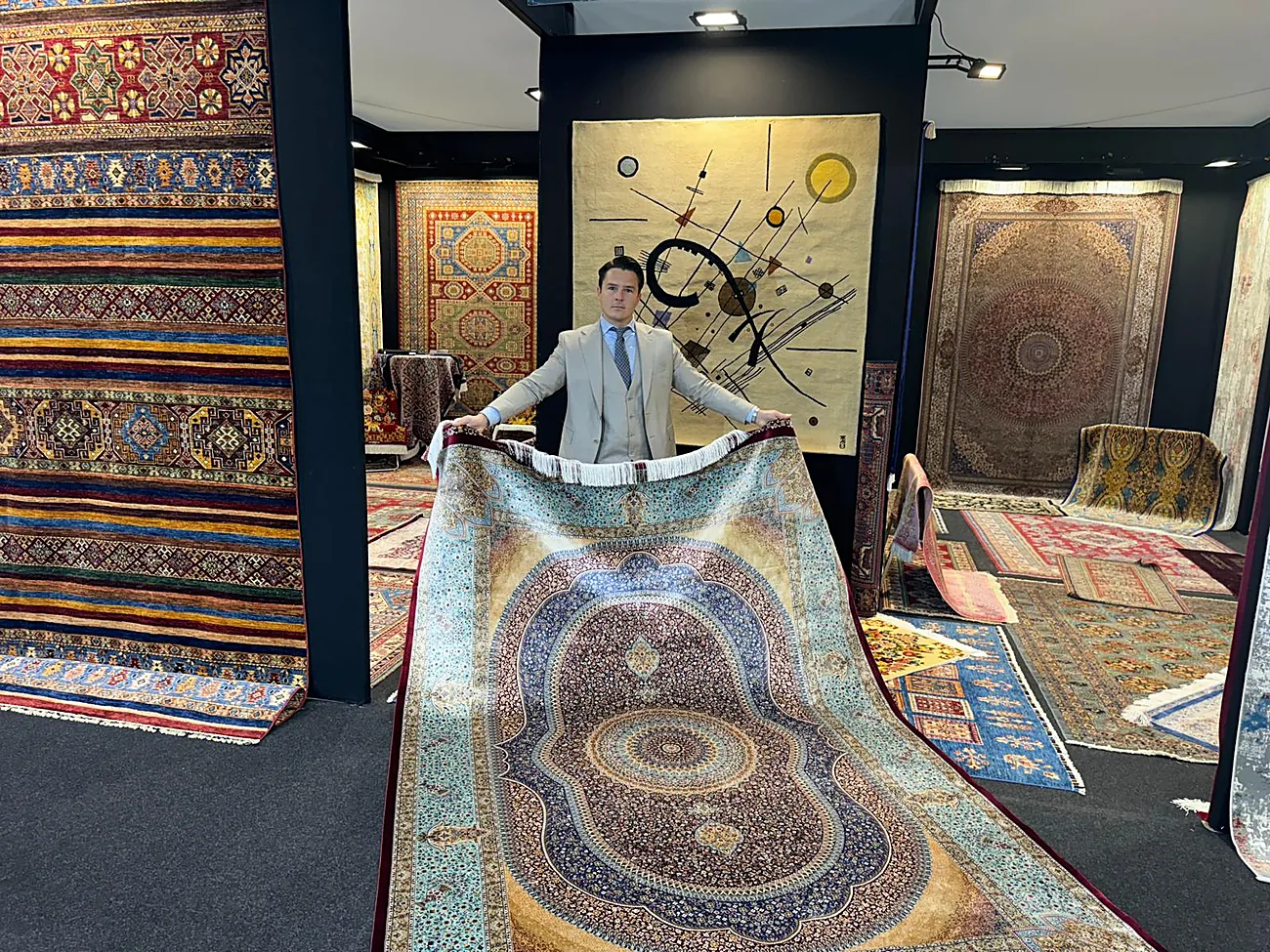 Présentation d'un tapis d'Orient en soie dans le showroom Maison Horn