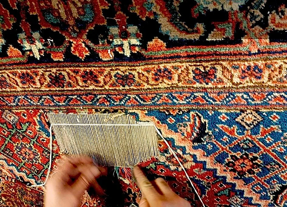 Retissage de la trame d'un tapis d'Orient à la main